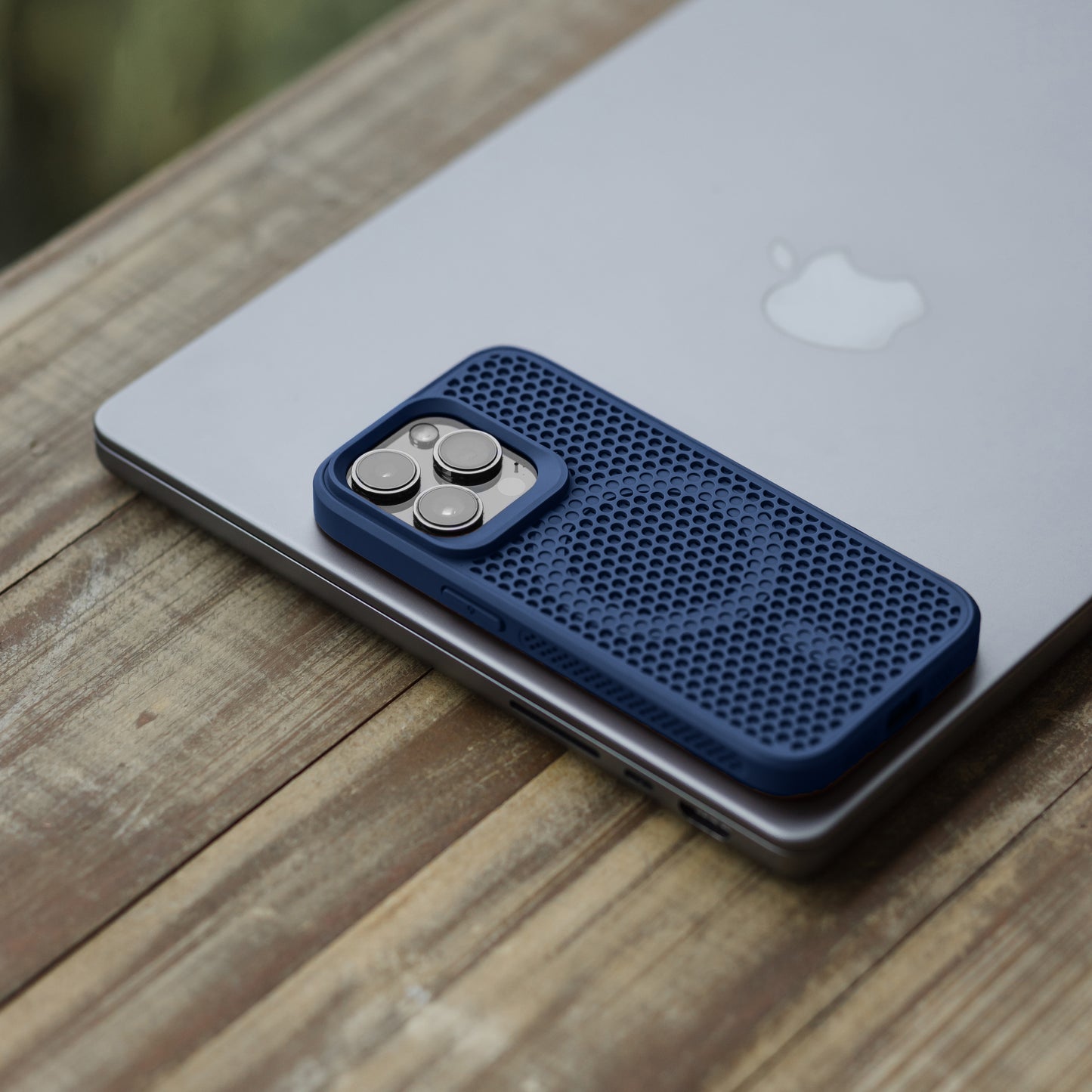 Magnetic Cooling Case – Breathable Hard Shell for MagSafe