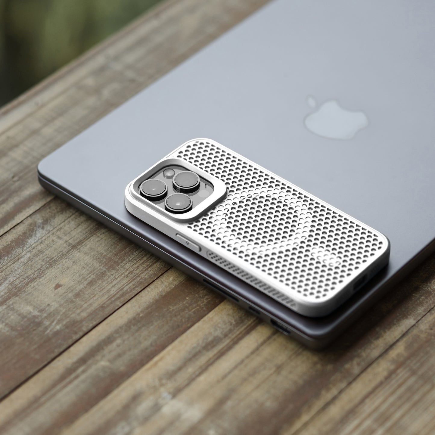 Magnetic Cooling Case – Breathable Hard Shell for MagSafe