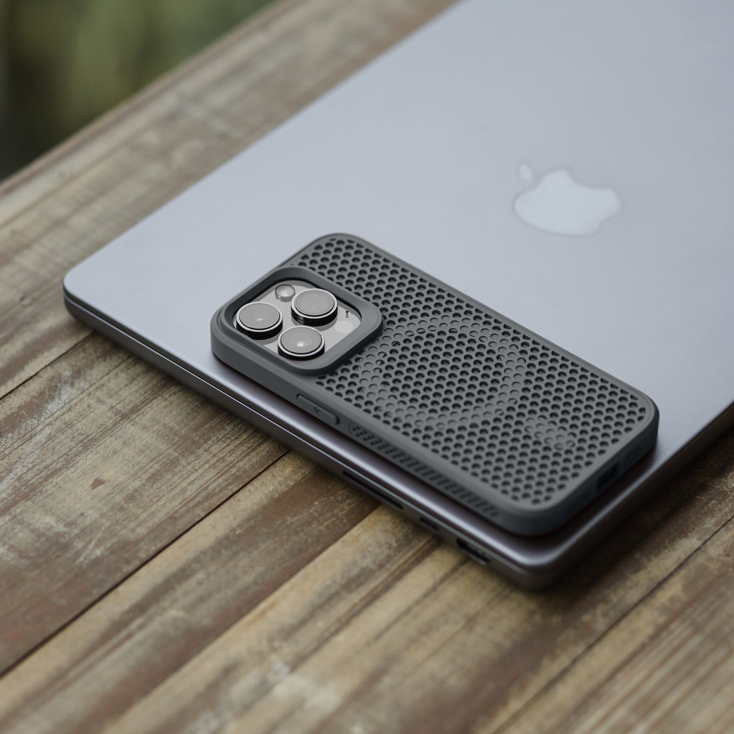 Magnetic Cooling Case – Breathable Hard Shell for MagSafe