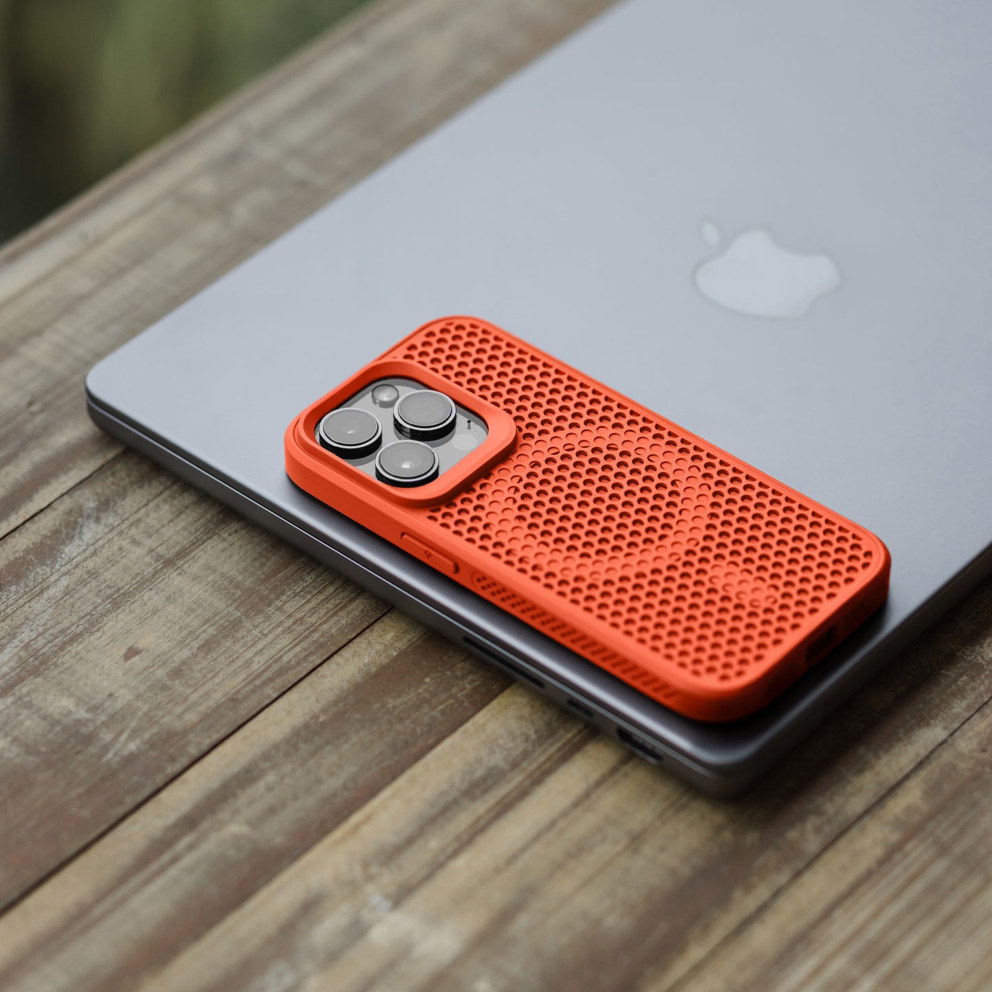 Magnetic Cooling Case – Breathable Hard Shell for MagSafe