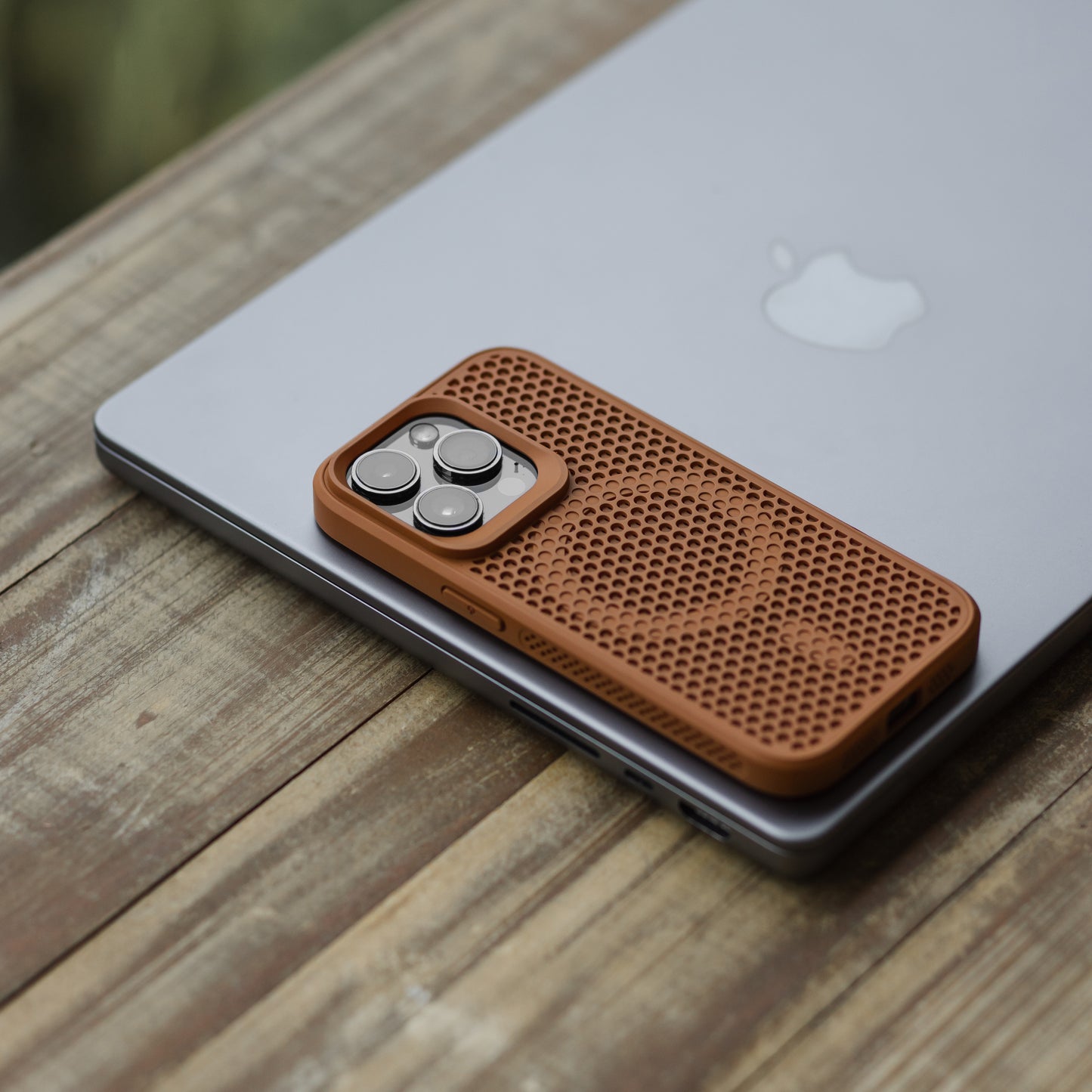 Magnetic Cooling Case – Breathable Hard Shell for MagSafe