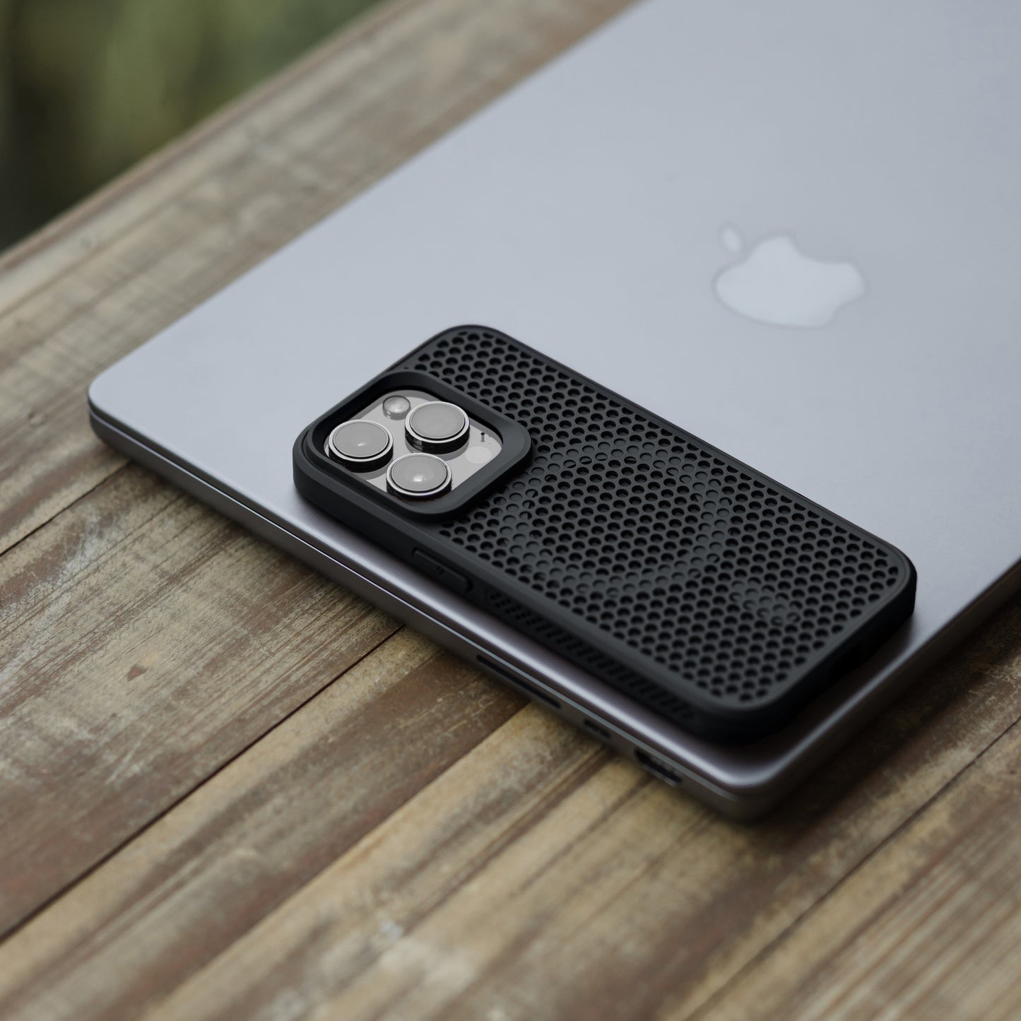 Magnetic Cooling Case – Breathable Hard Shell for MagSafe