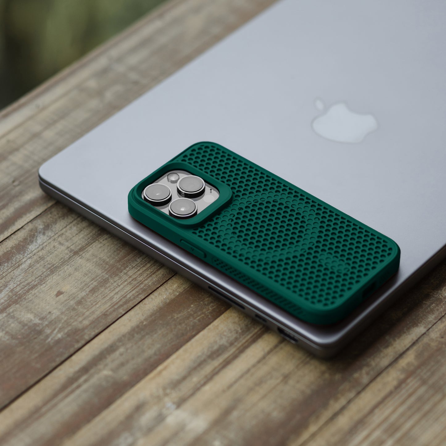 Magnetic Cooling Case – Breathable Hard Shell for MagSafe